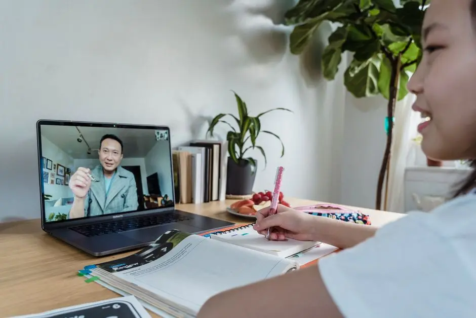 Ilustrasi siswa belajar online di depan laptop dengan buku catatan
