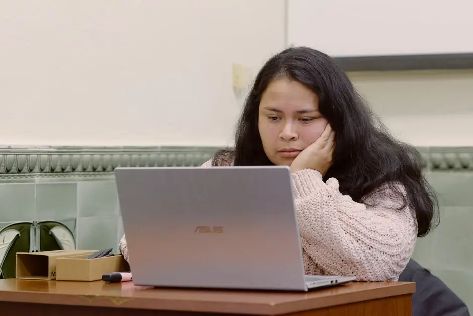 Dari Warung Kopi ke Ruang Kuliah: Panduan Memilih Laptop untuk Mahasiswa yang Nggak Mau Ribet